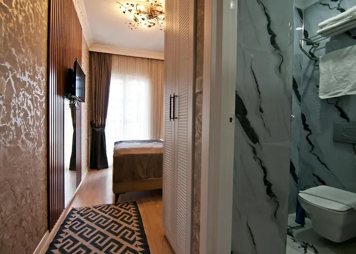 Hotel Broken Column